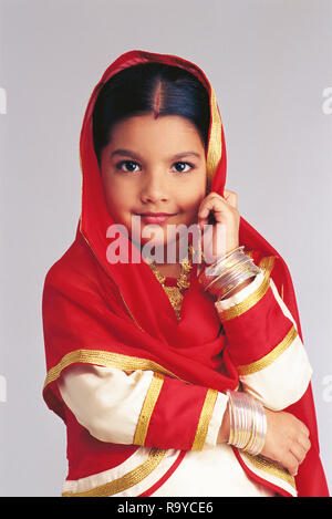 PORTRAIT D'UNE JEUNE FILLE DU PENDJAB DANS UN COSTUME traditionnel. Banque D'Images