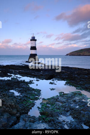 Penmon phare, Anglesey, au crépuscule Banque D'Images