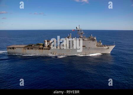 La Marine américaine de classe Whidbey Island landing ship dock amphibie USS Fort McHenry, transits de l'océan Atlantique dans le cadre du groupe amphibie Kearsarge 24 décembre 2018 dans l'Océan Indien. Banque D'Images