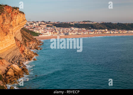 Nazaré et sa plage, au Portugal, vu depuis le Fort. Banque D'Images