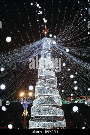 Minsk, Belarus - 28 décembre 2018 : Avis d'un arbre de Noël 2019 au Pobediteley avenue à Minsk, Biélorussie Banque D'Images