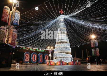 Minsk, Belarus - 28 décembre 2018 : Avis d'un arbre de Noël 2019 au Pobediteley avenue à Minsk, Biélorussie Banque D'Images