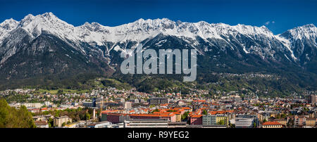 Massif Nordkette, couverte de neige à la fin d'avril, sur Innsbruck en basse vallée de l'Inn, de Brenner Strasse, Innsbruck, Tyrol, Autriche Banque D'Images