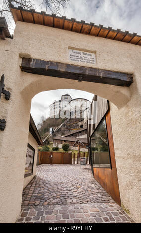 Gateway, Kufstein Fortress in distance, Festungsbahn funiculaire, à Kufstein, Tyrol, Autriche Banque D'Images
