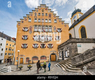 Façade pignon de l'hôtel de ville (Rathaus), à Unterer Stadtplatz, Altstadt (vieille ville) dans le centre de Kufstein, Tyrol, Autriche Banque D'Images