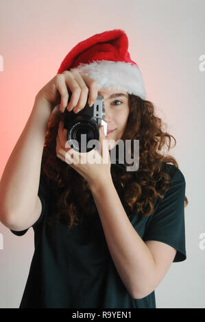 Happy girl habillé pour célébrer Noël taking photo Banque D'Images
