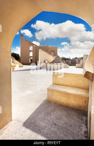 L'observatoire Jantar Mantar complexe au ciel bleu à Jaipur, Rajasthan, Inde Banque D'Images