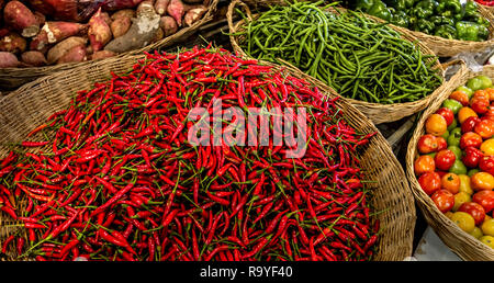 Grand panier de piment rouge à un marché Asiatique à Siem Reap, Cambodge. Banque D'Images