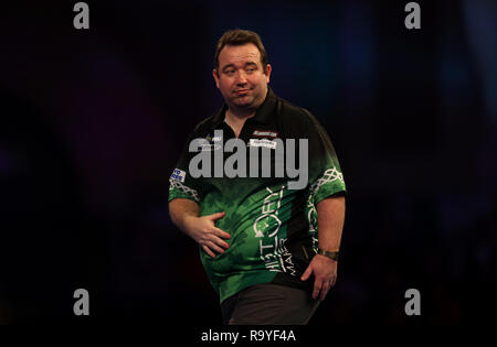 Brendan Dolan réagir pendant quatorze jours du championnat du monde de fléchettes William Hill à l'Alexandra Palace, Londres. Banque D'Images