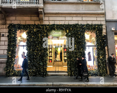 Décoration de Noël dans la rue Montenapoleone, de la mode à Milan, Italie, le décembre 2018 Banque D'Images