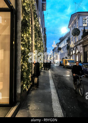 Décoration de Noël dans la rue Montenapoleone, de la mode à Milan, Italie, le décembre 2018 Banque D'Images