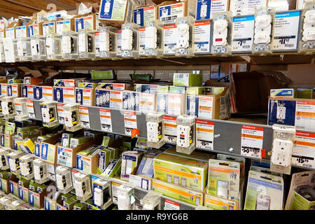 Miami Florida, le Home Depot Big-Box, intérieur, matériel grand magasin de boîte, GFCI prises électriques interrupteurs d'éclairage, faites-le vous-même, vente dis Banque D'Images