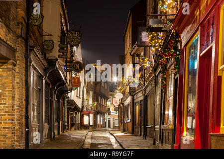 YORK, Royaume-Uni - 18 décembre 2018 : la ruine est l'un des mieux préservés des rues médiévales en Europe.Ville de York est décoré Banque D'Images