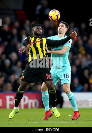 Le succès d'Isaac Watford (à gauche) et du Newcastle United Federico Fernandez (à droite) bataille pour la balle au cours de la Premier League match à Vicarage Road, Watford. Banque D'Images