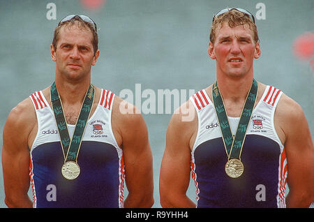 Atlanta, USA, GBR M2- d'or olympique Steve Redgrave gauche et Matthew Pinsent, sur le dock prix après wiining la finale aux Jeux Olympiques de 1996, l'Aviron du Lac Lanier, Gainsville, la Géorgie [Photo Peter Spurrier/Intersport Images] Banque D'Images