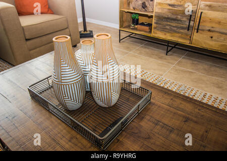 Bac en vases décoratifs sur une table basse Banque D'Images