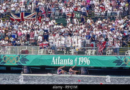 Atlanta, USA. GBR M2-, médaillé d'or, arc, Steve Redgrave et Matthew Pinsent, célébrer avec les partisans après avoir remporté la finale olympique Men's paire à l'Aviron olympique 1996 Lake Lanier, la Géorgie [crédit obligatoire Peter Spurrier/ Intersport Images] Banque D'Images