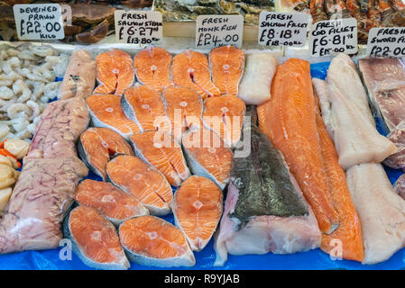 Le saumon, crevettes et autres poissons à vendre dans un marché à Londres, Royaume-Uni Banque D'Images