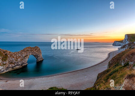 L'arche naturelle Durdle Door à la côte jurassique en Angleterre après le coucher du soleil Banque D'Images