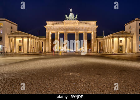 La célèbre porte de Brandebourg à Berlin illuminée la nuit Banque D'Images