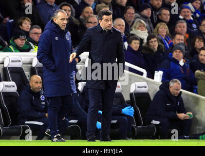 Everton manager Marco Silva (à droite) des gestes sur la ligne de touche lors de la Premier League match au stade AMEX, Brighton. Banque D'Images