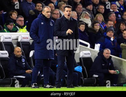 Everton manager Marco Silva (à droite) des gestes sur la ligne de touche lors de la Premier League match au stade AMEX, Brighton. Banque D'Images