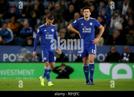 Leicester City's James Maddison (à gauche) et Leicester City's Harry Maguire (droite) apparaissent au cours de la Premier League avec affliction match à la King Power Stadium, Leicester. Banque D'Images