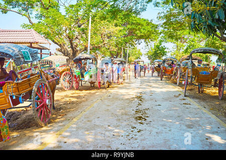 AVA, LE MYANMAR - février 21, 2018 : Le vintage des charrettes en bois en parking, situé à la gare maritime, le 21 février à Ava. Banque D'Images