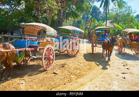 AVA, LE MYANMAR - février 21, 2018 : Les chariots offrent l'excursion autour de l'ancienne capitale impériale des royaumes birmans, le 21 février à Ava. Banque D'Images