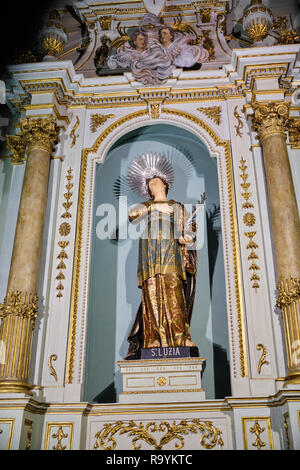 Paris, France - 23 décembre 2018 : S. statue de S. Luzia, détails de la cathédrale de Braga, Portugal. Banque D'Images