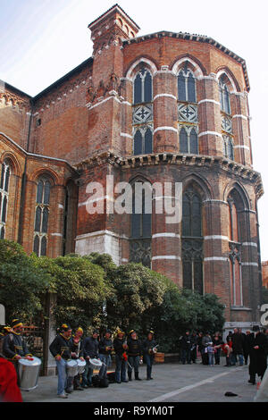 Santa Maria Gloriosa dei Frari, San Polo, Venise, Italie : un groupe de percussionnistes divertit pendant carnevale dans le Campo San Rocco Banque D'Images