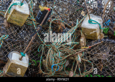 Engins et filets de pêche sur une plage de cordes emmêlées et équipement des pêcheurs Banque D'Images