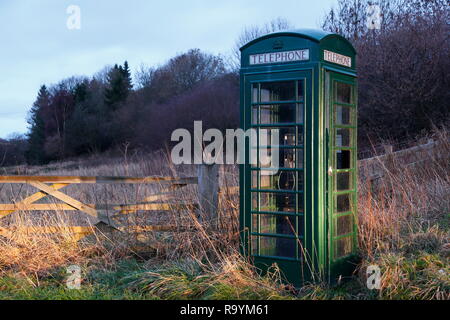 Une K6 téléphone public payant peint en vert , qui sont généralement peints en rouge. Banque D'Images