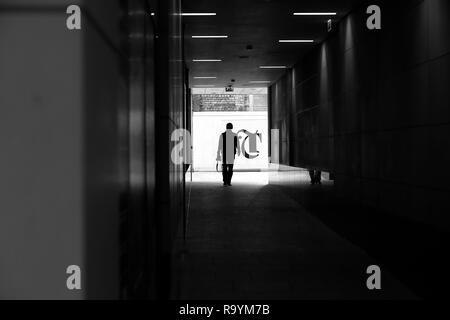 Un photographe sur le point d'entrer dans un centre commercial de Leeds qui est contre leur politique. Banque D'Images