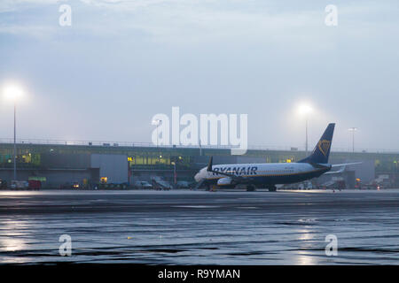 Le roulage des avions de Ryanair sur le tarmac de l'aéroport de Stansted en brouillard, London, UK Banque D'Images