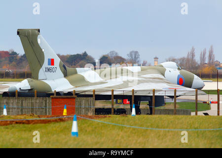 Bombardier Avro Vulcan XM607 qui a été utilisé dans la guerre froide et repose maintenant sur la base aérienne de Waddington RAF dans le Lincolnshire pour passants à voir. Banque D'Images