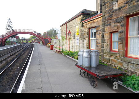 Presque comme si le temps s'était arrêté à Goathland Station sur le North Yorkshire Moors Railway qui est populaire auprès des touristes au Yorkshire Banque D'Images