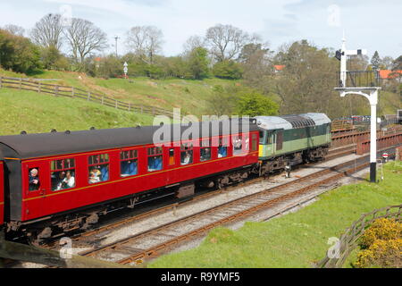 BR La classe 25 PAS D7628 vintage train diesel, le transport des voitures à passagers sur le North Yorkshire Moors Railway à Goathland. Banque D'Images