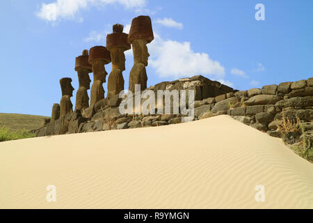 Sept statues Moai gigantesque de l'ahu Nau Nau ceremonial plate-forme entourée de sable de corail mou de la plage Anakena, île de Pâques, Chili Banque D'Images