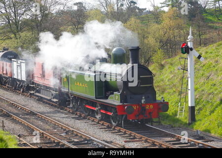 Pas de réservoir de Lambton29 Le transport de marchandises à travers la station Goathland sur le North Yorkshire Moors Railway. Banque D'Images