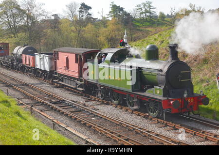 Pas de réservoir de Lambton29 Le transport de marchandises à travers la station Goathland sur le North Yorkshire Moors Railway. Banque D'Images