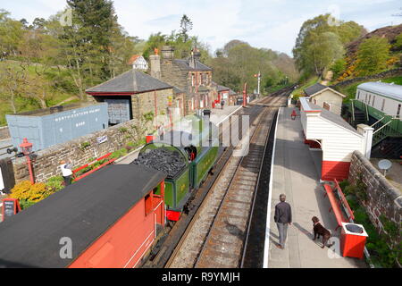 Pas de réservoir de Lambton29 Le transport de marchandises à travers la station Goathland sur le North Yorkshire Moors Railway. Banque D'Images