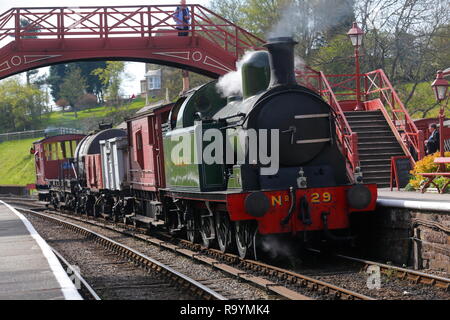 Pas de réservoir de Lambton29 Le transport de marchandises à travers la station Goathland sur le North Yorkshire Moors Railway. Banque D'Images