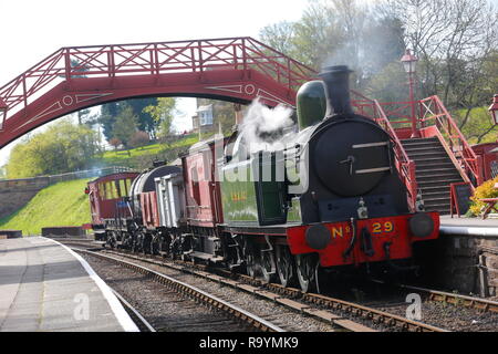 Pas de réservoir de Lambton29 Le transport de marchandises à travers la station Goathland sur le North Yorkshire Moors Railway. Banque D'Images