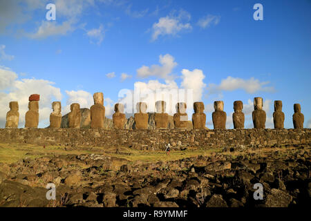 Woman prendre des photos à l'arrière de 15 statues Moai gigantesque de l'ahu Tongariki dans la lumière du soleil du matin, Site archéologique sur l'île de Pâques Banque D'Images