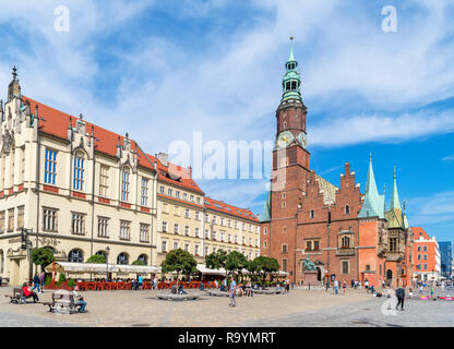 Cafés et restaurants à côté de l'Ancien hôtel de ville (Ratusz), la place du marché (Rynek we Wrocławiu), Wroclaw, Silésie, Pologne Banque D'Images