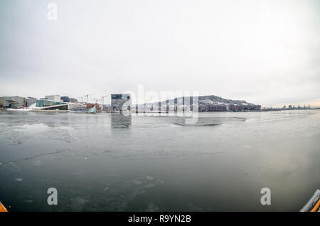 Froid en hiver vue sur Oslo Opera House et musée Munch nouveau bâtiment. Banque D'Images