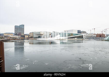 Froid en hiver vue sur Oslo Opera House. Banque D'Images