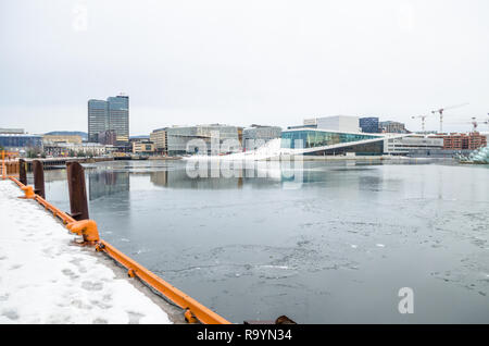 Froid en hiver vue sur Oslo Opera House. Banque D'Images