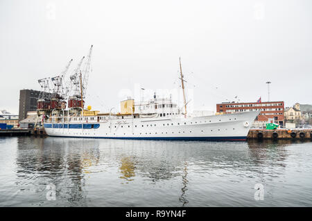 HNoMY Norge- Le Yacht Royal du Roi de Norvège- à son port d'Oslo, en hiver pause saisonnière. Banque D'Images